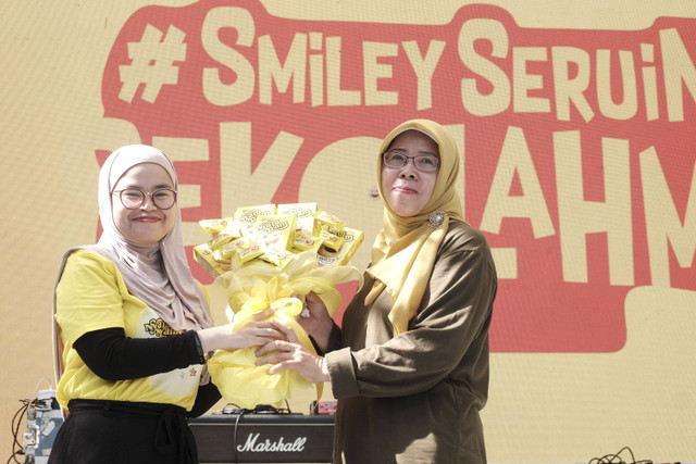 Brand Manager Nyam Nyam Menyerahkan Simbolis Hadiah Nyam Nyam Smiley Kepada SMPN 9 Bandung. Foto: Dok. Arnott's Nyam Nyam