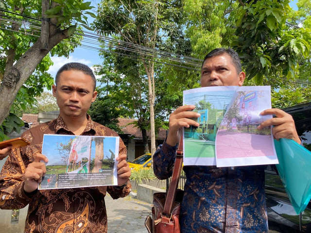 TIm hukum Kustini-Sukamto menunjukkan foto APK yang dirusak. Foto: Resti Damayanti/Pandangan Jogja