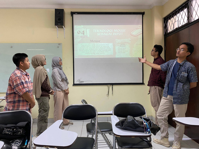 Eren Budi Santosa. (2024). Presentasi Mahasiswa di kelas [Foto]. Diambil sendiri.