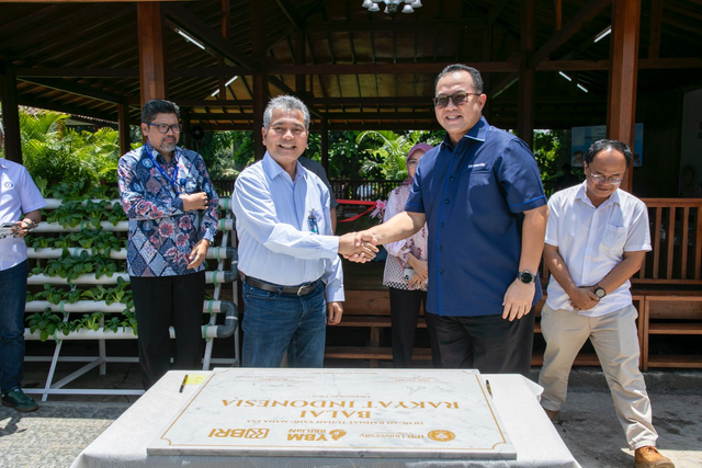 Direktur Utama BRI Sunarso (kiri) dan Rektor IPB University Prof. Dr. Arif Satria, S.P, M.Si. meresmikan Balai Rakyat Indonesia di Agribusiness and Technology Park IPB, Dramaga, Bogor, Selasa (17/10/2024). Foto: Dok. BRI