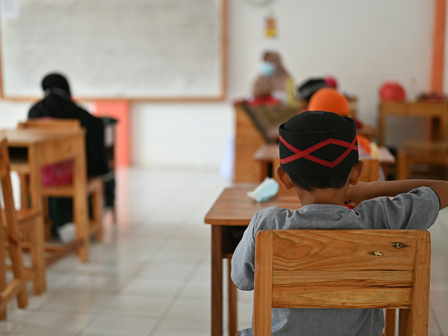 Ilustrasi pelaksanaan dari prinsip teaching at the right level. Sumber: unsplash.com/OchimaxStudio.