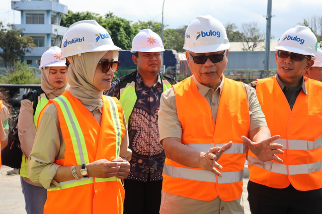 Febby Novita Direktur Bisnis Perum Bulog (kiri) bersama Sudarsono Hardjosoekarto Direktur Human Capital dalam monitoring Pembongkaran Kapal di Pelabuhan Tanjung Wangi, Banyuwangi. Foto: Dok. Bulog