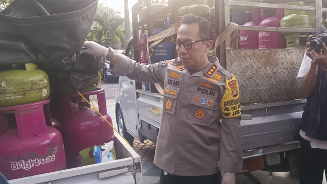 Konferensi pers kasus gas tabung 12 kg yang diisi dengan tabung melon subsidi 3 kg di Mapolda Metro Jaya, Kamis (17/10/2024). Foto: Thomas Bosco/kumparan