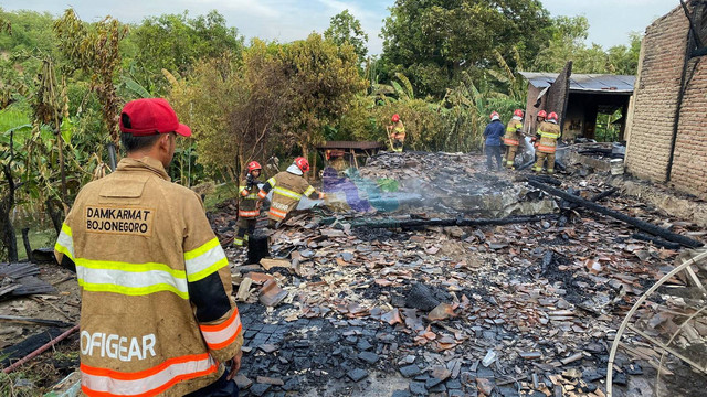 Petugas saat berupaya memadamkan api kebakaran rumah di Desa Ngujung, Kecamatan Temayang, Kabupaten Bojonegoro, Jawa Timur. Kamis (17/10/2024) (Aset: Istimewa)