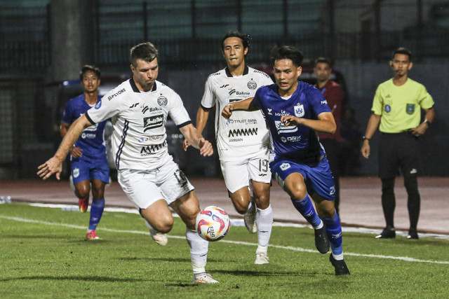 Pesepak bola PSIS Semarang Muchamad Wildan (kanan) berebut bola dengan pesepak bola Persija Jakarta Ondrej Kudela (kiri) pada pertandingan BRI Liga I di Stadion Moch. Soebroto, Magelang, Jawa Tengah, Kamis (17/10/2024). Foto: Makna Zaezar/ANTARA FOTO