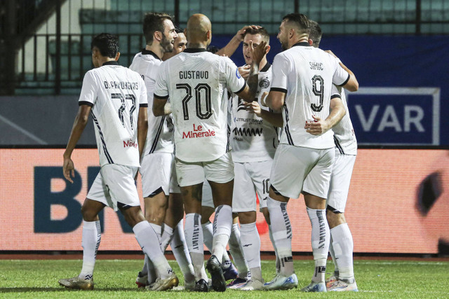 Pesepak bola Persija Jakarta Maciej Jacek Gajos (ketiga kanan) melakukan selebrasi bersama rekan setimnya usai mencetak gol ke gawang PSIS Semarang pada pertandingan BRI Liga I di Stadion Moch. Soebroto, Magelang, Jawa Tengah, Kamis (17/10/2024). Foto: Makna Zaezar/ANTARA FOTO