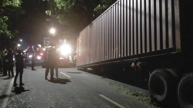 Pemotor tewas tertimpa kontainer di Jalan Raya Cianjur, Jawa Barat, Kamis (17/10/2024). Foto: Dok Istimewa