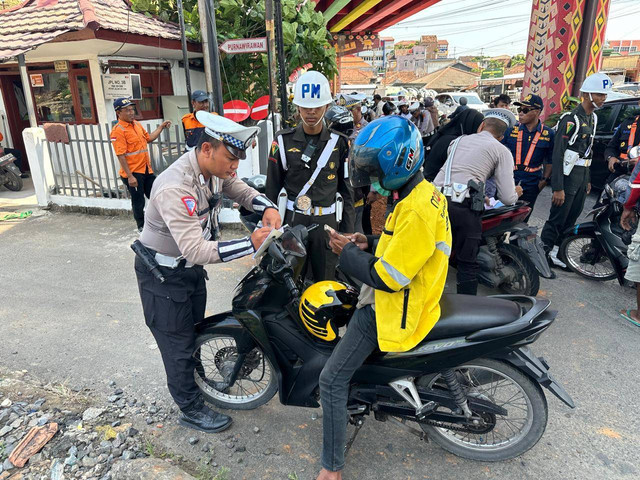 Satlantas Polresta Bandar Lampung saat melaksanakan Operasi Zebra Krakatau 2024.| Foto: Dok Satlantas Polresta Bandar Lampung