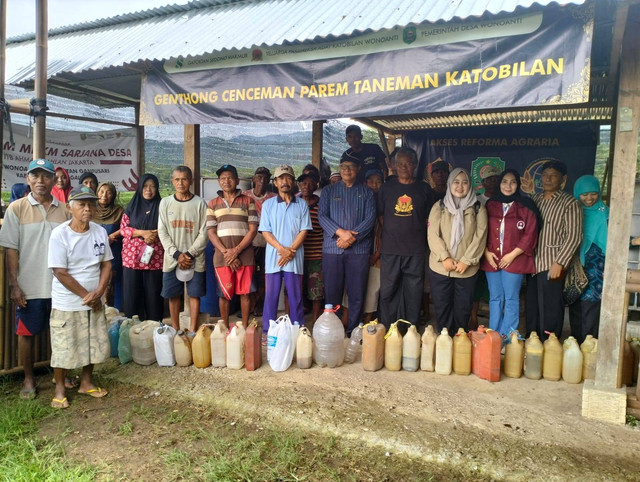 Pembagian hasil pembuatan Pupuk Organik Cair kepada para petani Desa Wonoanti