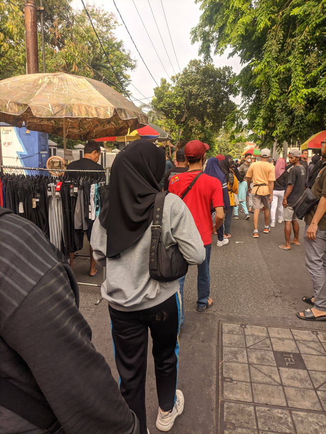 foto wanita berjalan sendiri yang sering menjadi sasaran catcalling (sumber : foto yang saya ambil sendiri)