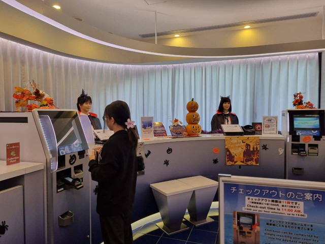 Robot (AI) bekerja sebagai resepsionis di Henn na Hotel di Tokyo, Jepang (Sumber: Foto sendiri)