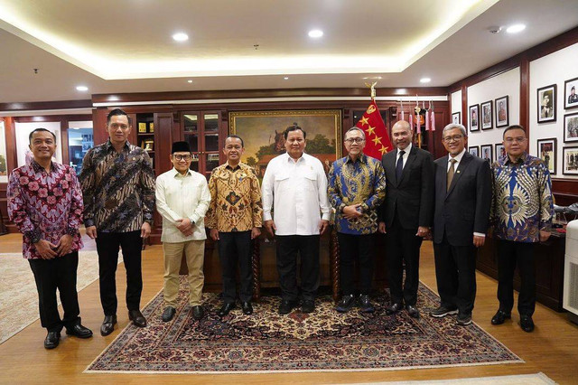 Prabowo bersama para Ketum dan Petinggi Parpol, dari kiri ke kanan: Prasetyo Hadi, AHY, Muhaimin Iskandar, Bahlil Lahadalia, Zulkifli Hasan, Viktor Laiskodat, Ahmad Heryawan, Sufmi Dasco Ahmad Foto: Instagram/ @prabowo