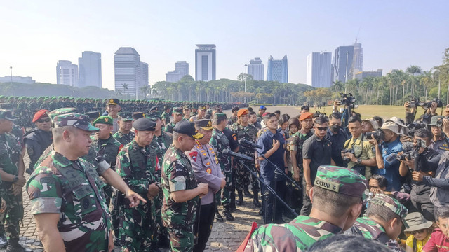 Panglima TNI Jenderal Agus Subiyanto bersama Kapolri Jenderal Listyo Sigit Prabowo menjawab pertanyaan wartawan usai apel gelar pasukan pengamanan presiden di Lapangan Silang Monas, Jumat (18/10/2024). Foto: Thomas Bosco/kumparan