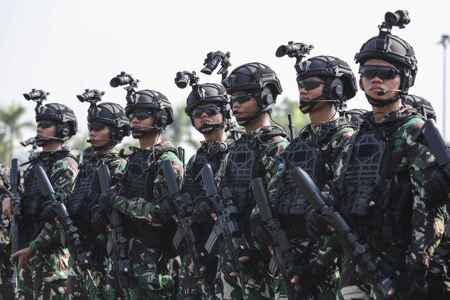 Sejumlah prajurit TNI mengikuti Apel Gelar Pengamanan VVIP dalam rangka pelantikan presiden dan wakil presiden di Monas, Jakarta, Jumat (18/10/2024). Foto: Asprilla Dwi Adha/ANTARA FOTO