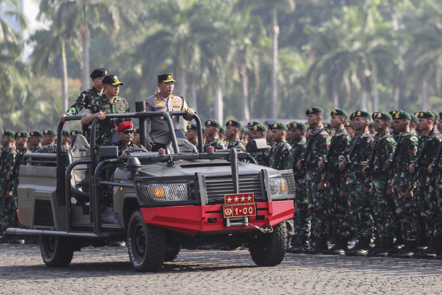 Panglima TNI Jenderal TNI Agus Subiyanto (kiri) bersama Kapolri Jenderal Pol Listyo Sigit Prabowo (kedua kiri) meninjau pasukan saat Apel Gelar Pengamanan VVIP dalam rangka pelantikan presiden dan wakil presiden di Monas, Jakarta, Jumat (18/10/2024). Foto: Asprilla Dwi Adha/ANTARA FOTO