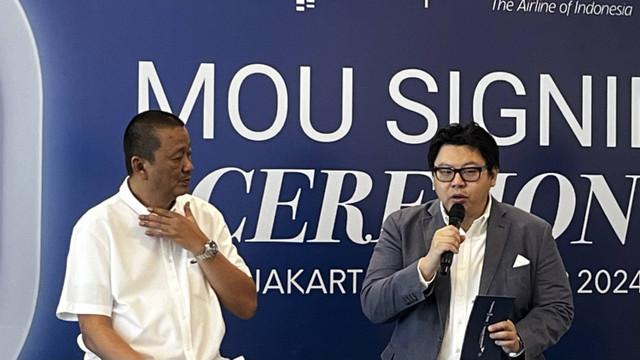 Direktur Utama PT Garuda Indonesia (Persero) Tbk, Irfan Setiaputra bersama dengan Presiden Direktur PT Putragaya Wahana, Alvin Gozali dalam acara penandatanganan nota kesepahaman dengan PT Putragaya Wahana atau Thamrin Nine di Thamrin Nine, Jakarta.  Foto: Widya Islamiati/kumparan