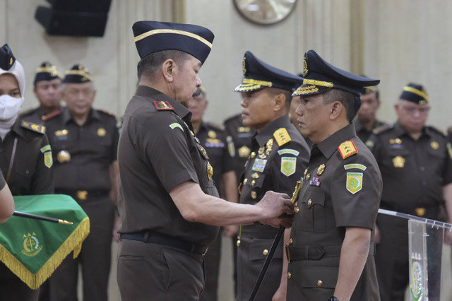 Jaksa Agung ST Burhanuddin melantik Mayjen TNI Mokhamad Ali Ridho menjadi JAMPidmil dan Patris Yustian Jaya sebagai Kajati Daerah Khusus Jakarta. Foto: Dok. Kejagung