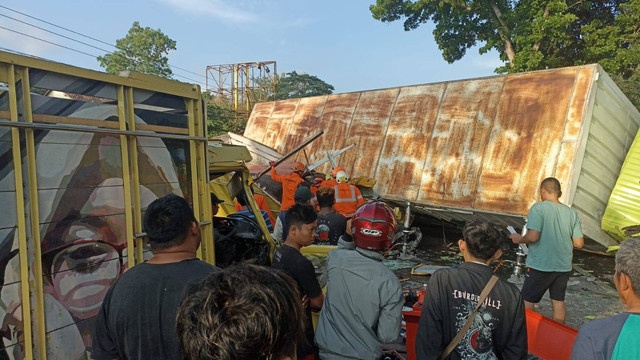 Proses evakuasi korban kecelakaan truk di Sedayu, Bantul. Foto: Polres Bantul