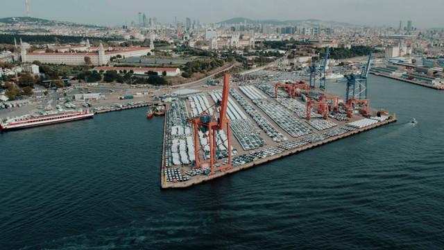 Pemandangan Udara Pelabuhan Kargo Istanbul Dan Pemandangan Kota ( gambaran salah satu ekonomi internasional ) Foto oleh Julien Goettelmann dari Pexels: https://www.pexels.com/id-id/foto/pemandangan-udara-pelabuhan-kargo-istanbul-dan-pemandangan-kota-28966571/