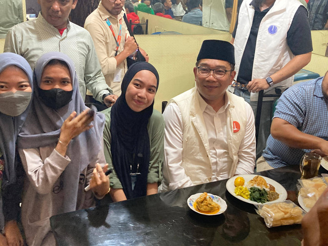 Calon gubernur Jakarta Ridwan Kamil makan siang dan foto bersama warga di Rumah Makan Padang Sabana, Jakarta Timur, Jum’at (18/10/2024). Foto: Alya Zahra/kumparan 