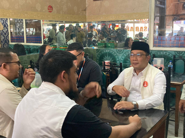 Calon gubernur Jakarta Ridwan Kamil makan siang dan foto bersama warga di Rumah Makan Padang Sabana, Jakarta Timur, Jumat (18/10/2024). Foto: Alya Zahra/kumparan 