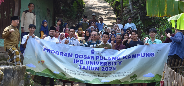 foto bersama warga Cikamplong dengan dosen IPB University (dok priadi)