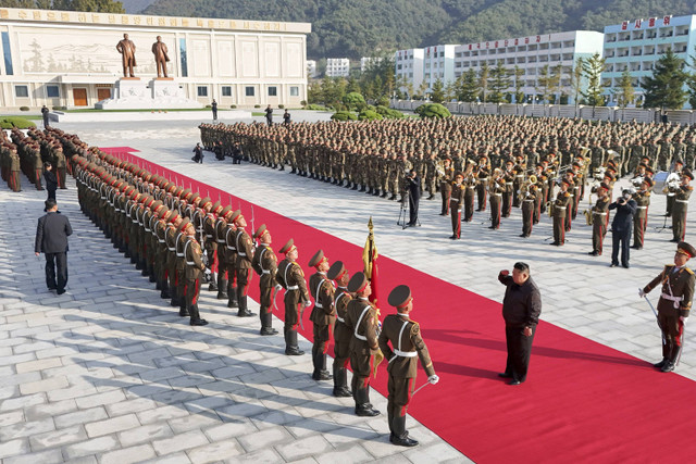 Pemimpin Korea Utara Kim Jong-un inspeksi markas Korps ke-2 tentara Korea Utara, 17 Oktober 2024. Foto: KCNA via REUTERS 