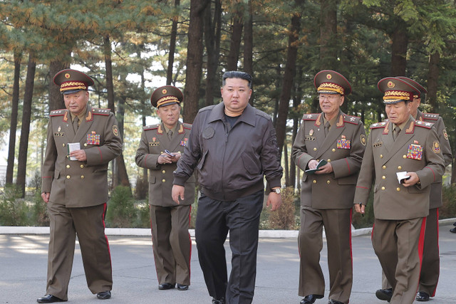 Pemimpin Korea Utara Kim Jong Un menginspeksi markas Korps ke-2 tentara Korea Utara, 17 Oktober 2024. Foto: KCNA via REUTERS 