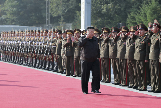 Pemimpin Korea Utara Kim Jong Un menginspeksi markas Korps ke-2 tentara Korea Utara, 17 Oktober 2024. Foto: KCNA via REUTERS 