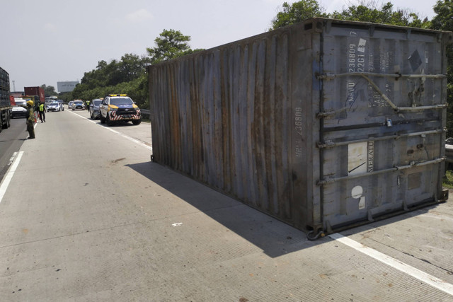  Lakalantas truk kontainer di Tol Jagorawi pada Jumat (18/10). Foto: Dok. Istimewa