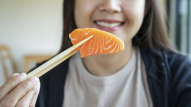 Ilustrasi Ibu Makan Sashimi Setelah Melahirkan. Foto: Shutterstock