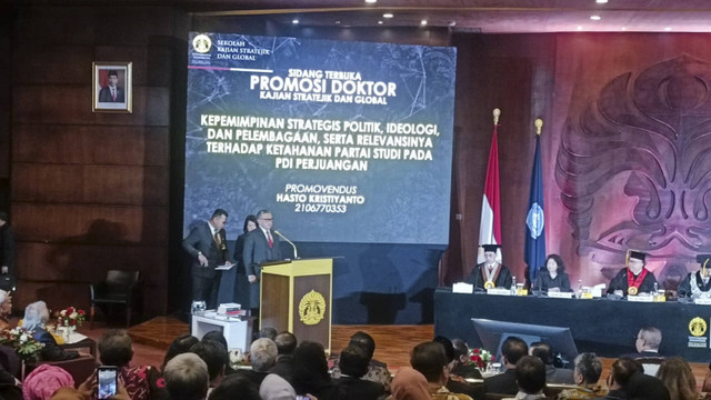 Sekjen PDIP Hasto Kristiyanto menjalani sidang terbuka program doktoral dari Kajian Stratejik Global di Universitas Indonesia, Depok, pada Jumat (18/10/2024).  Foto: Thomas Bosco/kumparan