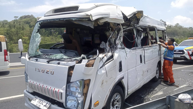 Kondisi minibus yang tabrak pembatas di Tol Ungaran hingga menewaskan 4 orang. Foto: Dok. Istimewa