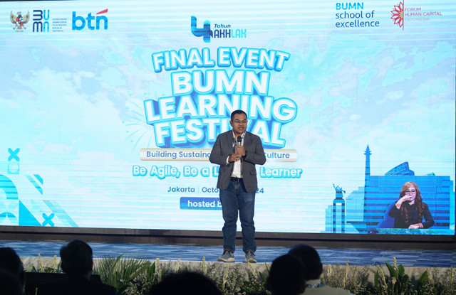 Deputi Bidang Sumber Daya Manusia, Teknologi, dan Informasi Kementerian BUMN Tedi Bharata memberikan sambutan dalam acara puncak BUMN Learning Festival 2024. Telkom dinobatkan sebagai The Most Outstanding BUMN Learning. Foto: Dok. Telkom