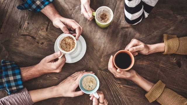 Ilustrasi nongkrong sambil minum kopi. Foto: Shutter Stock