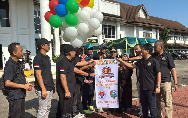 Pelepasan balon ke udara sebagai tanda diresmikannya Kejuaraan Tarkam Kemenpora di Mempawah. Foto: M. Zain/Hi!Pontianak