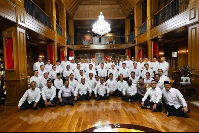 Calon menteri kabinet Prabowo berfoto bersama di Hambalang. Foto: Instagram/Yusril Ihza Mahendra