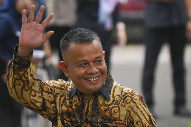 Komisaris Independen PT Len Industri Helvi Yuni Moraza menyapa wartawan setibanya di kediaman Presiden Terpilih Prabowo Subianto di Jalan Kertanegara, Jakarta Selatan, Selasa (15/10/2024). Foto: Muhammad Ramdan/ANTARA FOTO