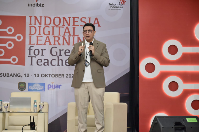 EVP Telkom Regional II E. Kurniawan dalam acara “Indonesia Digital Learning for Great Teacher” yang berlangsung pada 12-13 Oktober 2024, di Gedung Serbaguna Mulia Kabupaten Subang. Foto: Dok. Telkom