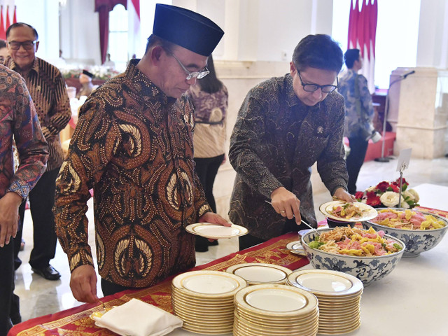 Presiden Jokowi mengundang anggota Kabinet Indonesia Maju dalam agenda makan siang di Istana Negara Jakarta, Jumat (18/10/2024). Foto: Vico/Biro Pers Sekretariat Presiden