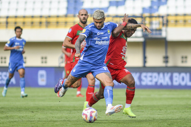 Pemain Persib Bandung Ciro Alves (kiri) berebut bola dengan pesepak bola Persebaya Surabaya Ardi Idrus (kanan) pada pertandingan BRI Liga 1 di Stadion Si Jalak Harupat, Kabupaten Bandung, Jawa Barat, Jumat (18/10/2024). Foto: Raisan Al Farisi/ANTARA FOTO