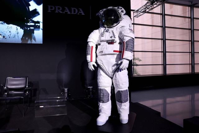 Prada dan Axiom Space mempersembahkan pakaian antariksa (Axiom Extravehicular Mobility Unit) yang dirancang dan dikembangkan untuk misi bulan Artemis III, di Milan, Italia, 16 Oktober 2024. Foto: REUTERS/ Claudia Yunani