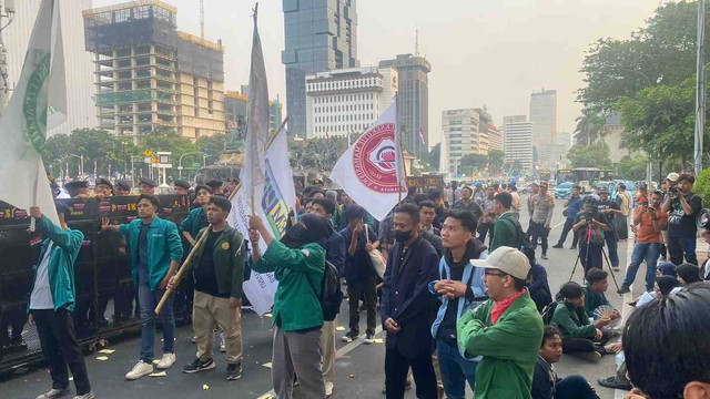 Demonstrasi yang digelar BEM SI mengkritik rezim Jokowi di Pating Kuda, Jalan Medan Merdeka Barat, Jakpus pada Jumat (18/10).  Foto: Abid Raihan/kumparan