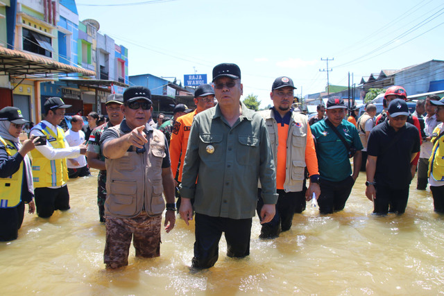 Pj Gubernur Kalbar, Harisson, meninjau kondisi banjir di Sosok. Foto: Dok. Adpim Pemprov Kalbar