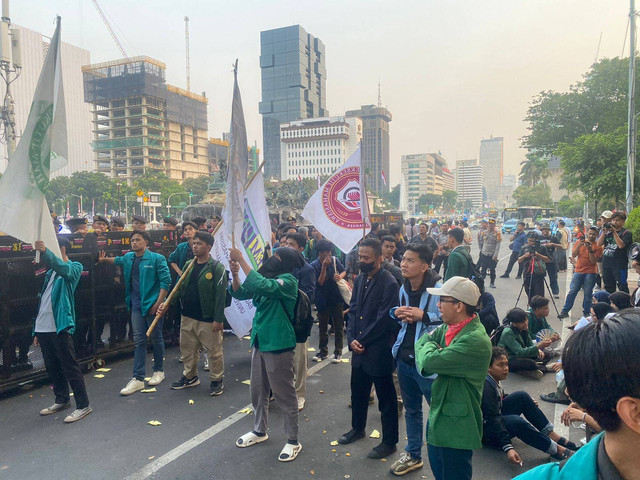 Demonstrasi yang digelar BEM SI mengkritik rezim Jokowi di Pating Kuda, Jalan Medan Merdeka Barat, Jakpus pada Jumat (18/10). Foto: Abid Raihan/kumparan