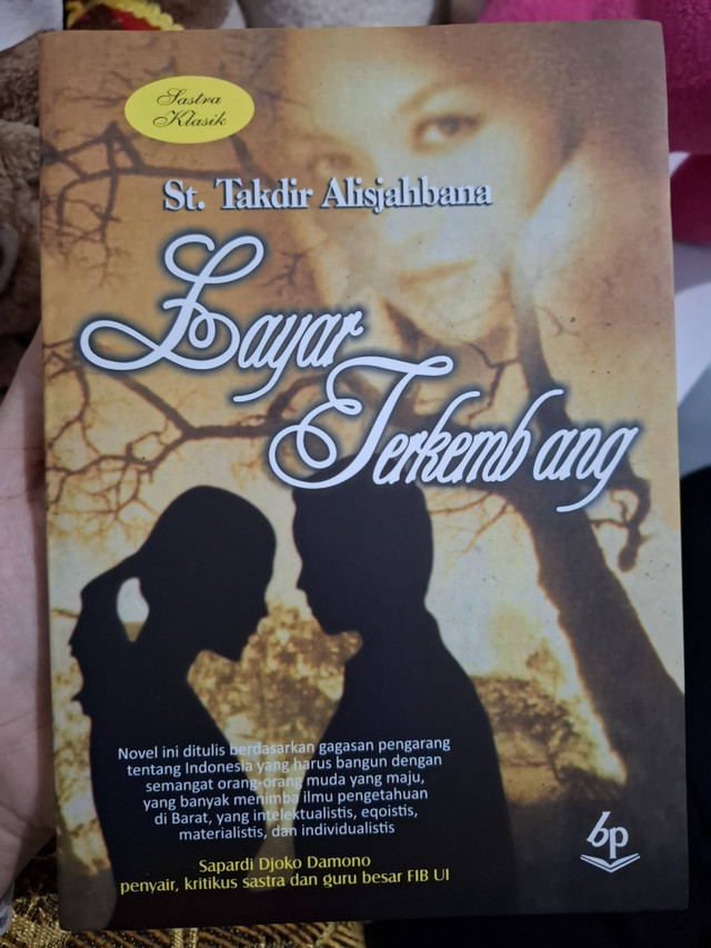 Novel Layar Terkembang, karya St. Takdir Alisjahbana (Sumber: gambar pribadi).