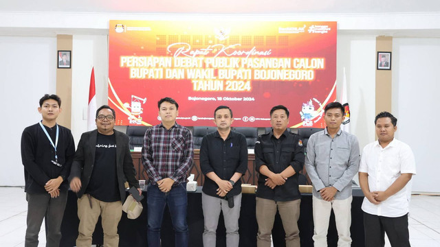 Ketua dan Anggota KPU Bojonegoro, bersama perwakilan kedua pasangan palon Bupati dan Wakil Bupati Bojonegoro, saat foto bersama usai rapat koordinasi terkait format Debat Publik. Jumat (18/10/2024). (Aset: Istimewa).