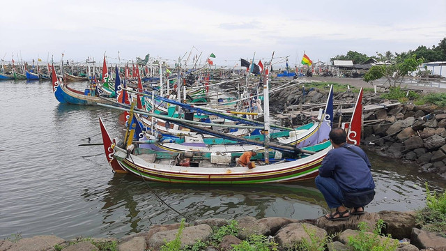 Suasana di kampung pesisir Situbondo, Jumat (18/10/2024). Perahu-perahu disandarkan akibat paceklik ikan dalam dua bulan terakhir.  Foto: Dok. Mili.id