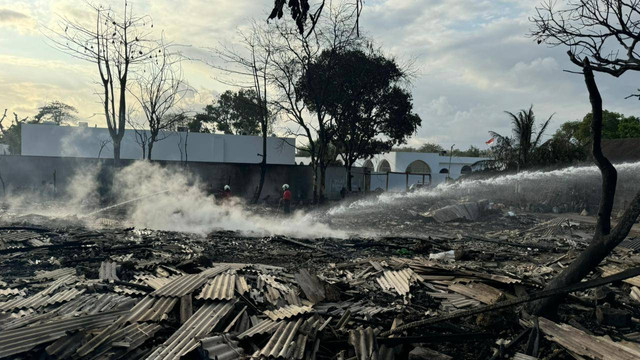 Petugas pemadam kebakaran mendinginkan lokasi kebakaran  di Jalan Pendem Sari, Banjar Buana Sari, Desa Pecatu, Bali.  Foto: Dok. Polresta Denpasar