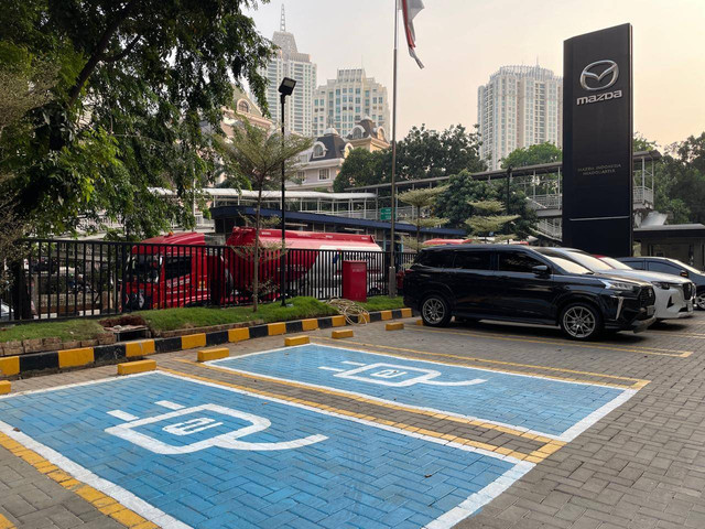 Area parkir khusus pengisian daya mobil elektrifikasi di diler Mazda Simprug, Jakarta Selatan. Foto: Sena Pratama/kumparan